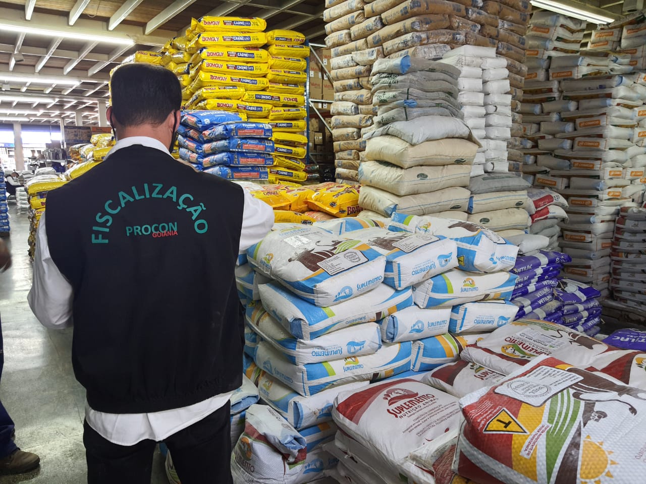 Procon Goiânia apreende cerca de 6 toneladas de produtos agropecuários vencidos