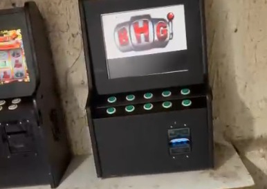 Operação apreende máquinas caça níqueis e prende dupla em Goiânia