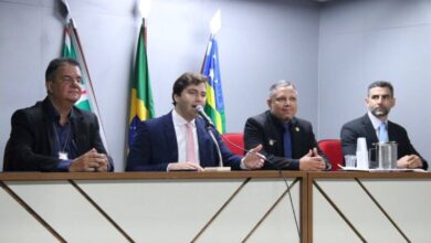 Foto: Ilustração, Lucas Kitão no auditório da Câmara Municipal de Goiânia.