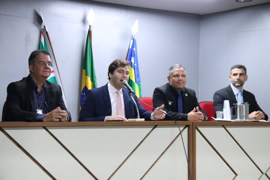 Foto: Ilustração, Lucas Kitão no auditório da Câmara Municipal de Goiânia.