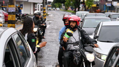 Imagem ilustrativa: Agente de trânsito realizando ação educativa à motociclista