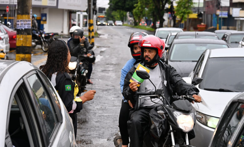 Imagem ilustrativa: Agente de trânsito realizando ação educativa à motociclista