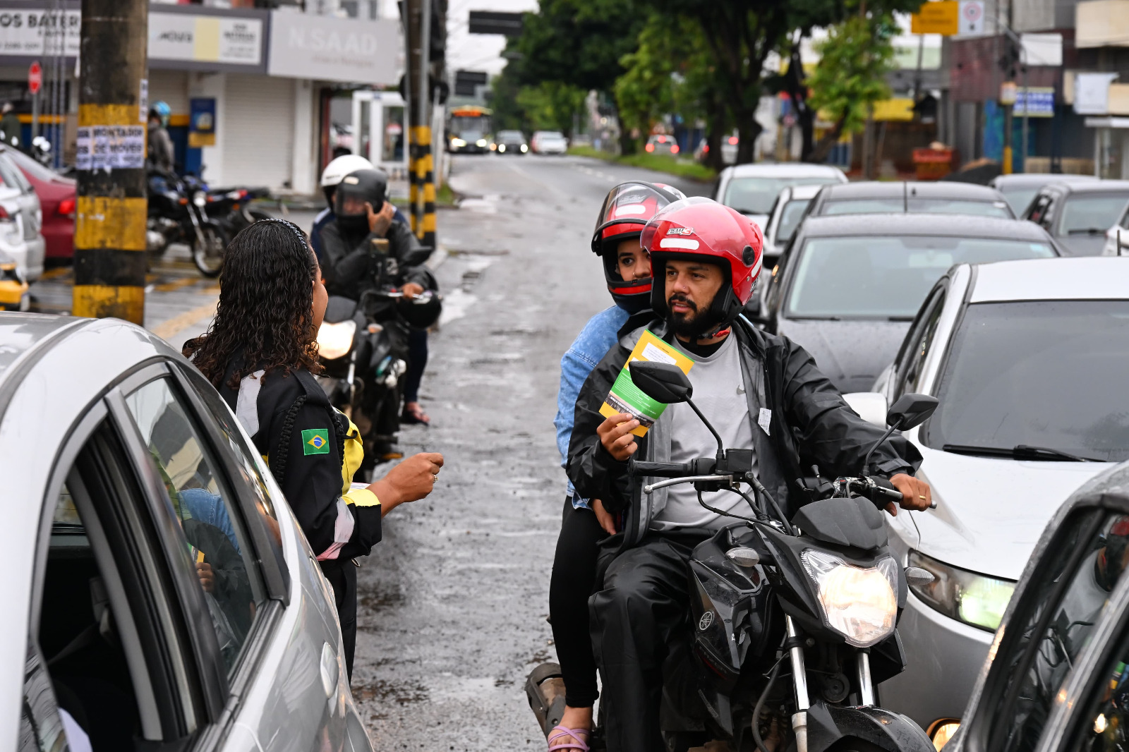 Imagem ilustrativa: Agente de trânsito realizando ação educativa à motociclista