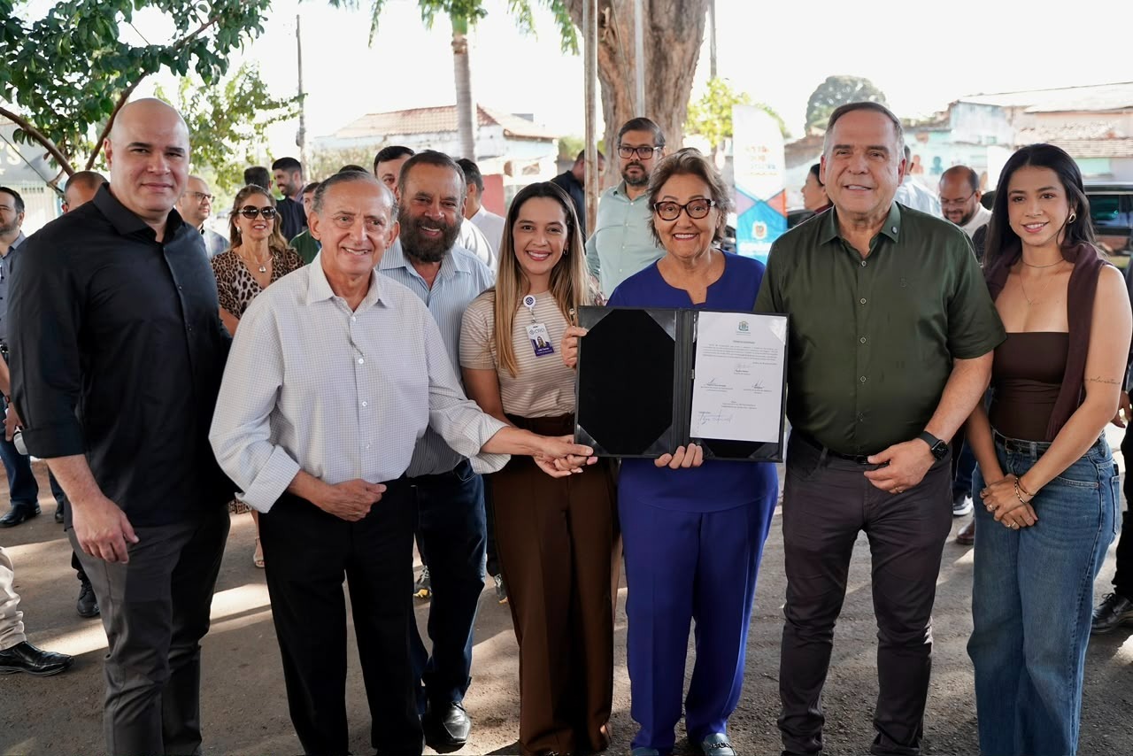 Imagem Iliustrativa da cerimônia de assinatura da primeira parceria do Adote uma Praça, em Goiânia