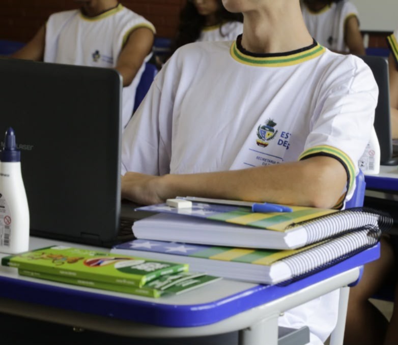 Imagem ilustratiiva de um estudante da rede estadual de Goiás. A Volta às aulas ocorre dia 3 de agosto.