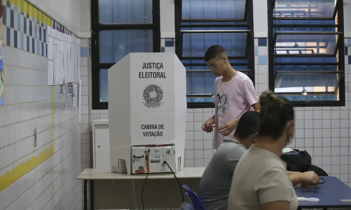 Imagem ilustrativa: Urna eletrônica. A segurança da urna eletrônica é verificada pelo TSE e outros órgãos públicos e representantes da sociedade civil.
