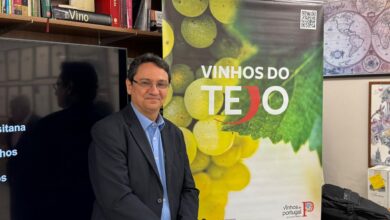 Imagem ilustrativa de Marcelo Copello ao lado de um banner de divulgação com a escrita "Vinhos do Tejo"