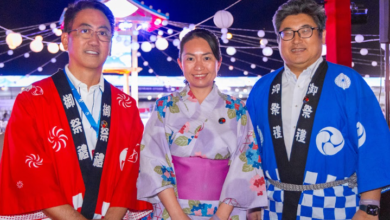 Imagem ilustrativa do presidente da ANBG, Ricardo Simabukuro recebendo a conselheira consular Mayko Takamura e o Ministro da Embaixada do Japão no Brasil, Sr. Shuichi Takano, na "24ª Edição do Bon Odori"