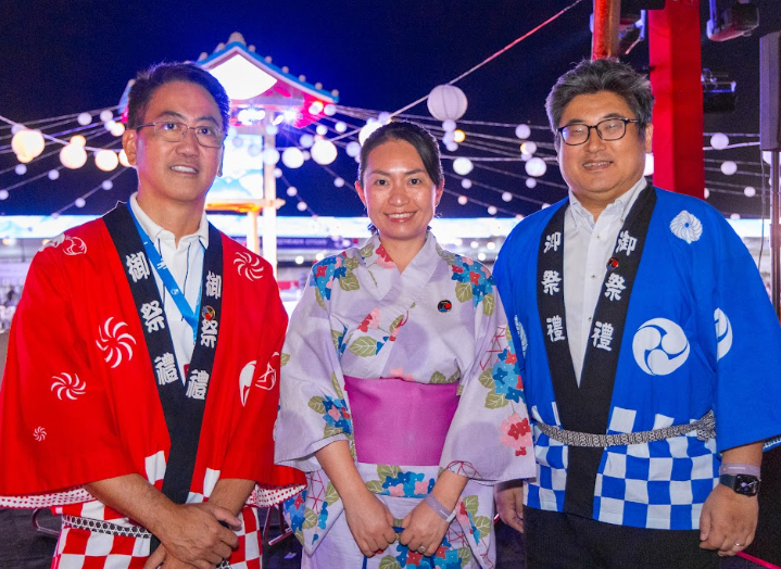 Imagem ilustrativa do presidente da ANBG, Ricardo Simabukuro recebendo a conselheira consular Mayko Takamura e o Ministro da Embaixada do Japão no Brasil, Sr. Shuichi Takano, na "24ª Edição do Bon Odori"