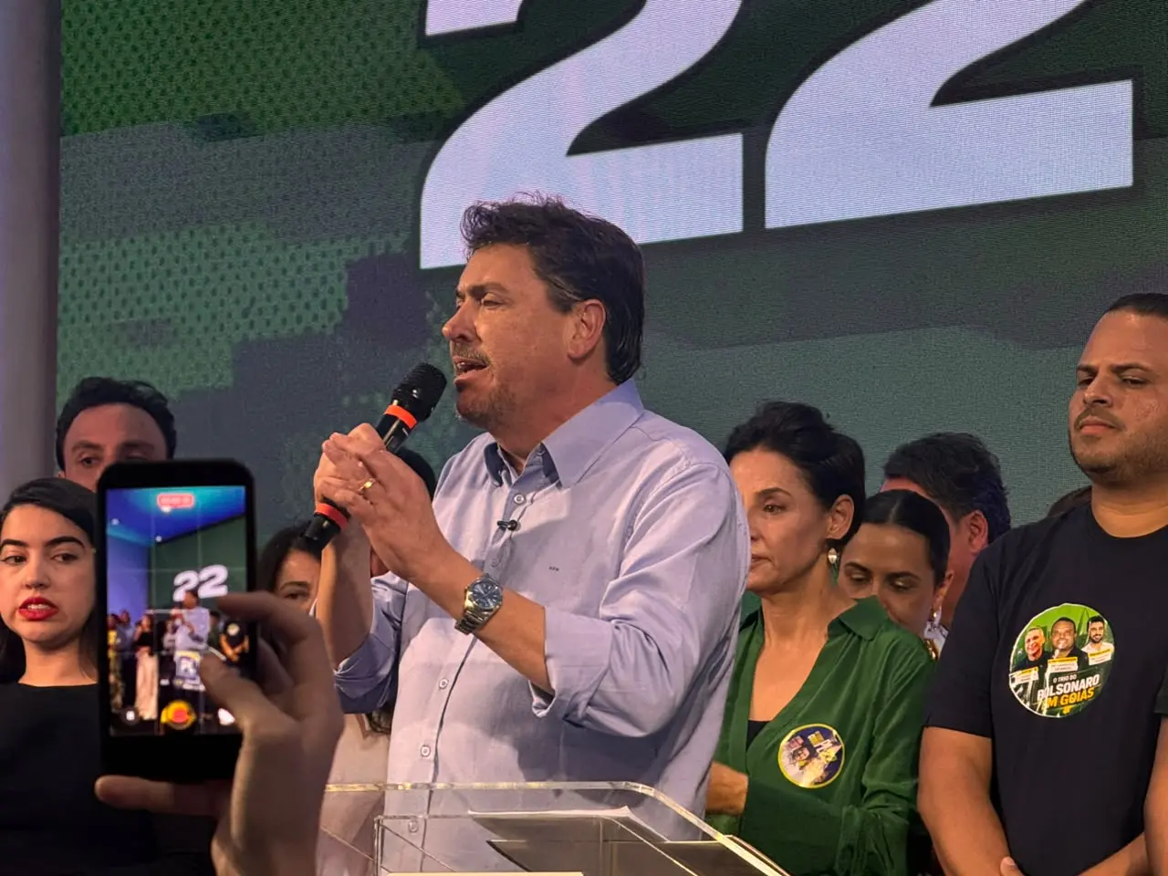 Imagem ilustrativa de Wilder Morais falando ao microfone.