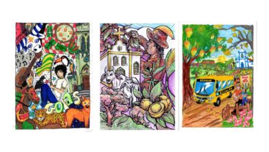 Imagens ilustrativas de alguns dos desenhos vencedores que vão encapar os cadernos da rede estadual de ensino de Goiás. O primeiro desenho ilustra um estudante da rede estadual cercado por animais do cerrado, como onça pintada, tucano e lobo guará, além de um violão, comidas tradicionais, um cavalo e uma Igreja de arquitetura colonial. O segundo desenho ilustra um agricultor próximo a uma Igreja de arquitetura colonial, a bois e a um pé de pequi. O terceiro desenho ilustra um ônibus escolar em uma área rural, há um homem tocando violão e uma Igreja de arquitetura colonial ao fundo.
