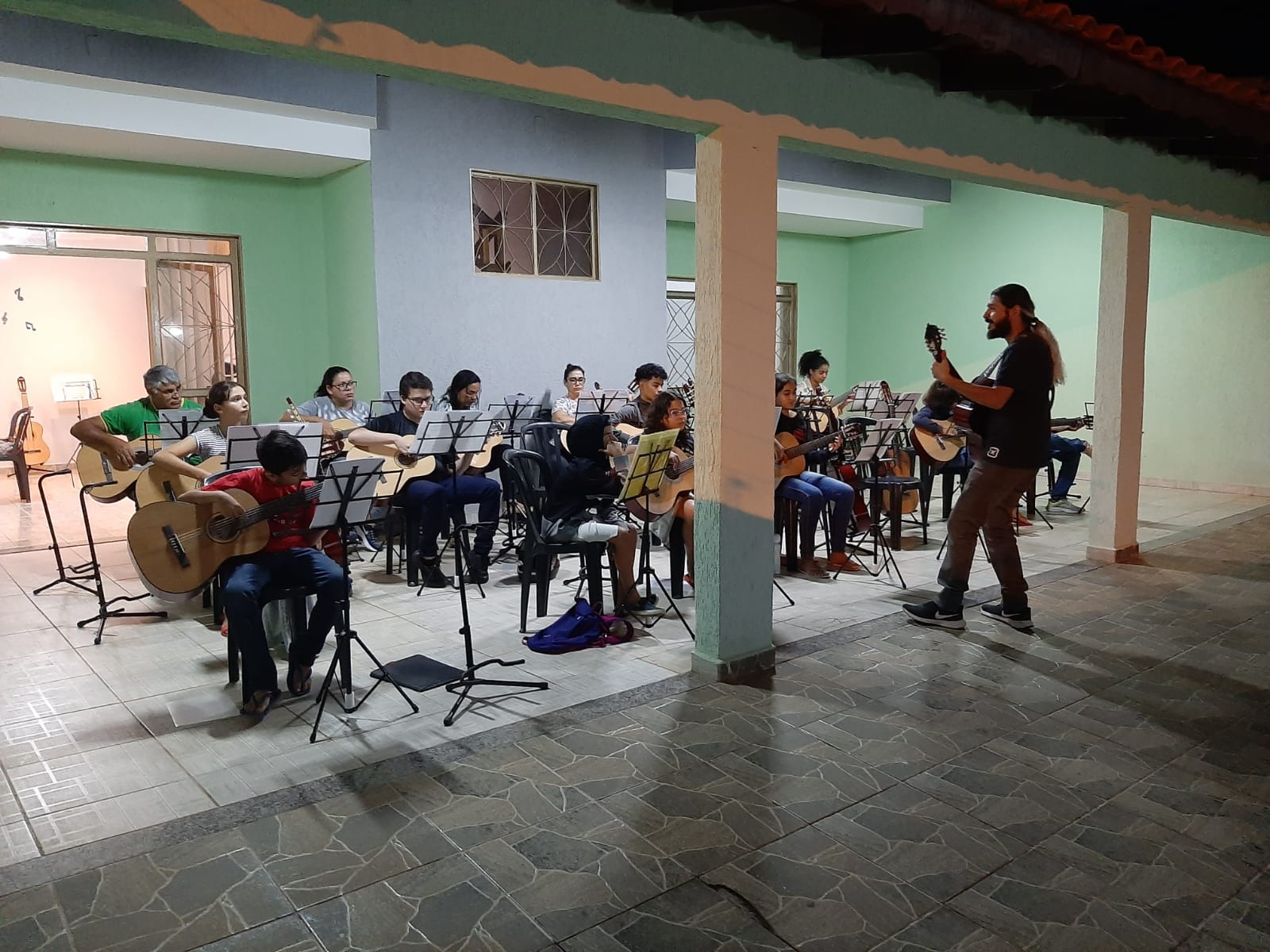 imagem ilustrativa de estudantes de música em Senador Canddo