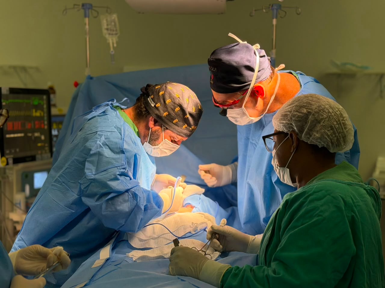 Imagem ilustrativa do procedimento de preparação para a futura cirurgia de separação das gêmeas siamesas.