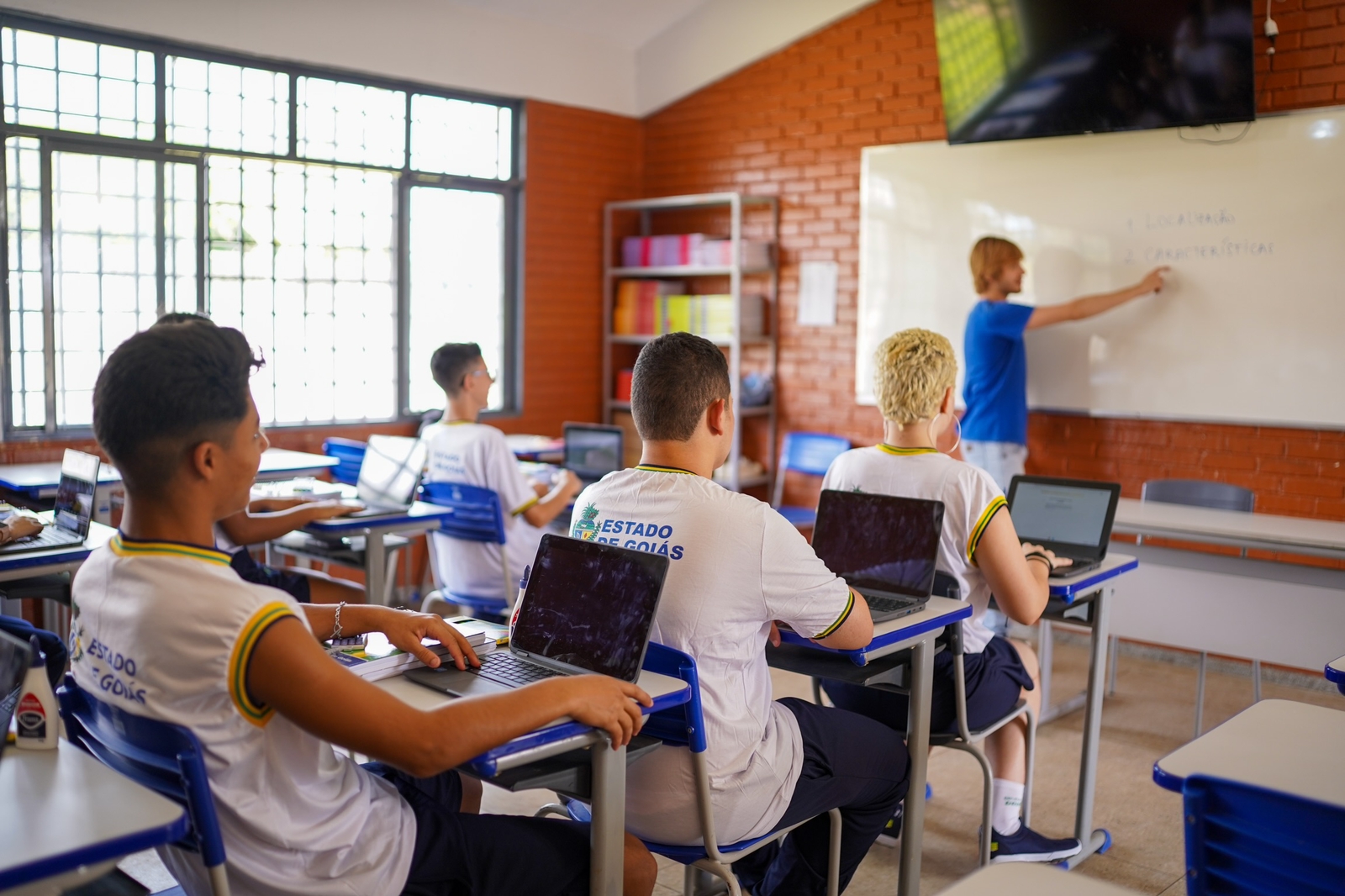 Imagem ilustrativa de uma sala de aula de uma escola da rede estadual de ensino de Goiás, local de trabalho dos professores da rede pública estadual.