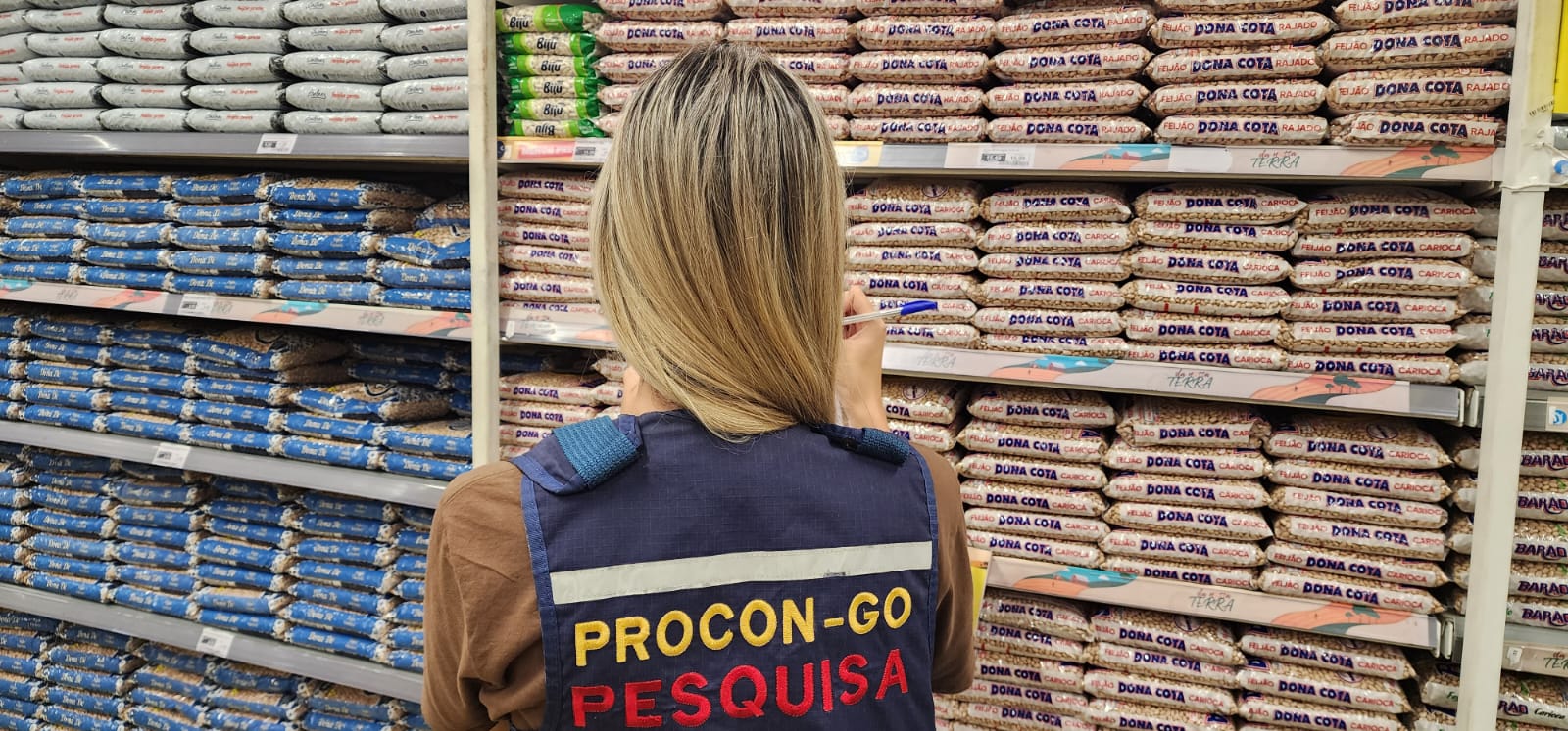 Imagem ilustratriva de uma agente do PROCON Goiás em um mercado realizando a pesquisa de preços dos itens da cesta básica