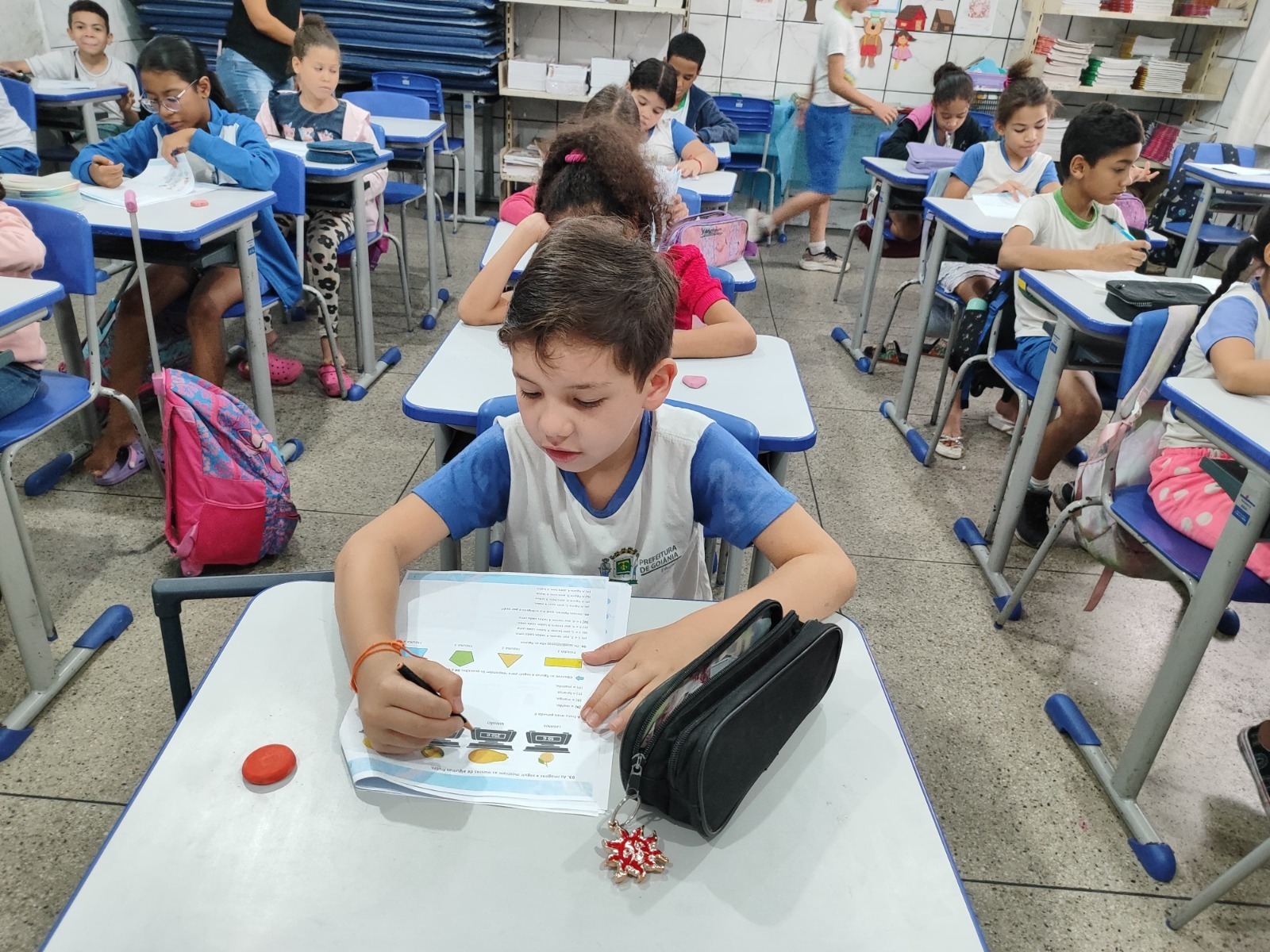Imagem ilustrativa de alunos da rede municipal de ensino de Goiânia em uma sala de aula.