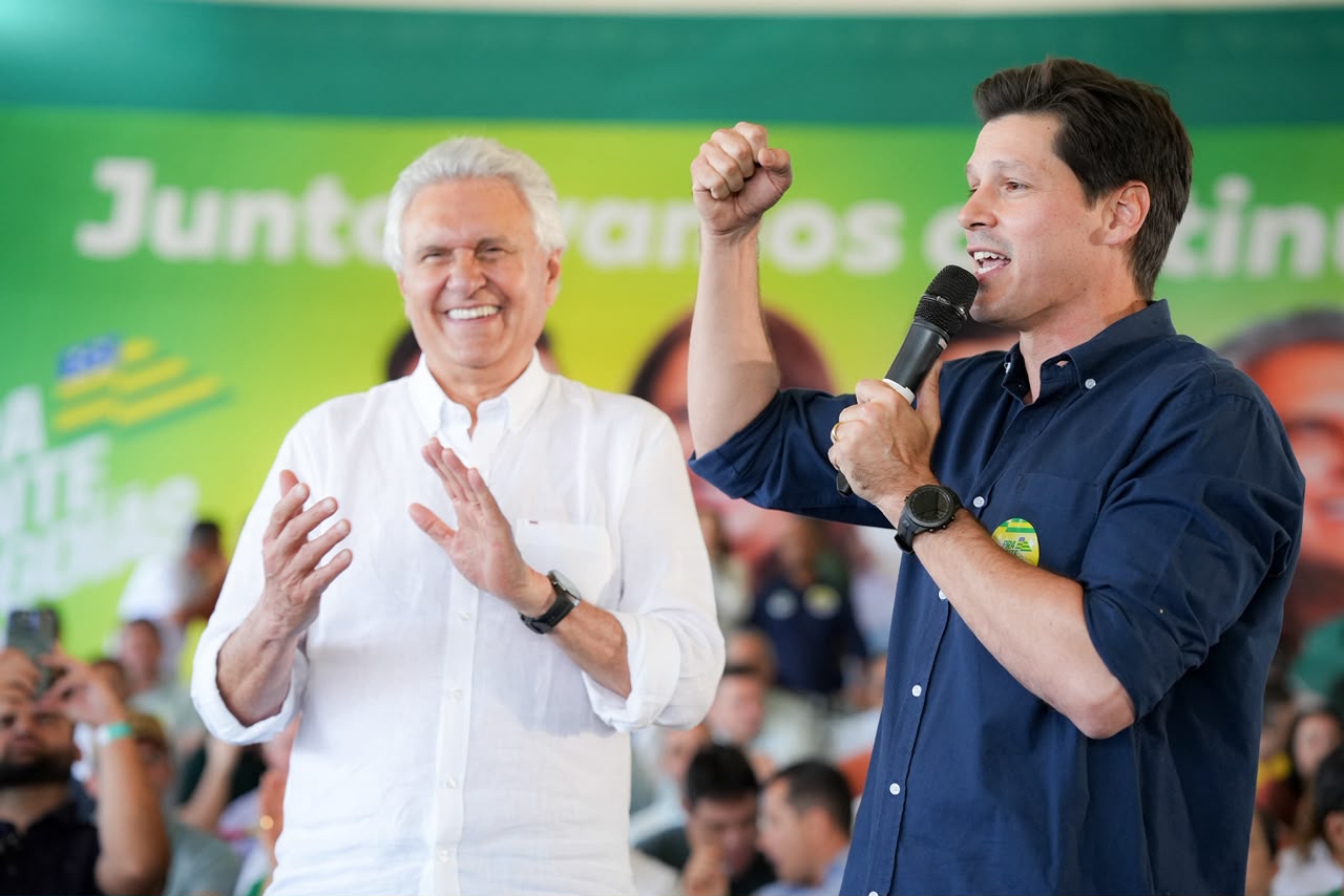 Imagem ilustrativa de Daniel Vilela falando ao microfone. Ronaldo Caiado está ao lado de Daniel Vilela na imagem.