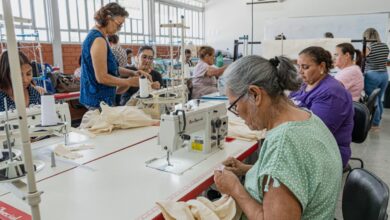 Imagem ilustrativa de uma aula de costura. Aulas de costura são ofertadas pelo Colégio Tecnológico de Goiás (Cotec).