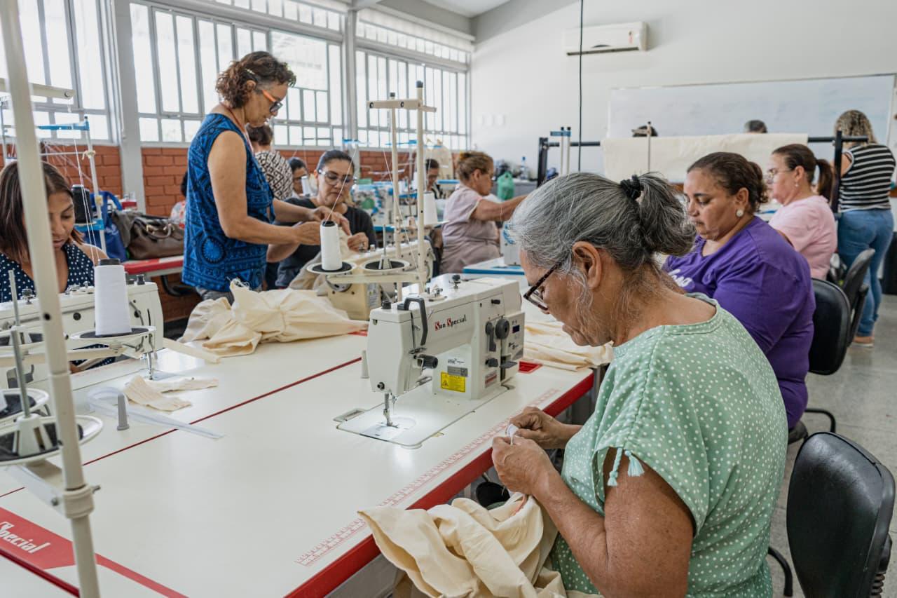 Imagem ilustrativa de uma aula de costura. Aulas de costura são ofertadas pelo Colégio Tecnológico de Goiás (Cotec).