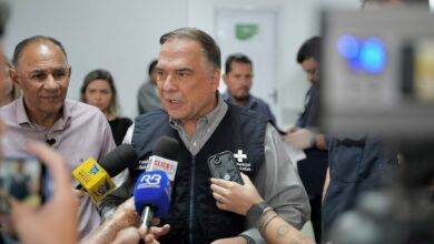 Imagem ilustrativa do prefeito Sandro Mabel dando uma entrevista à imprensa.