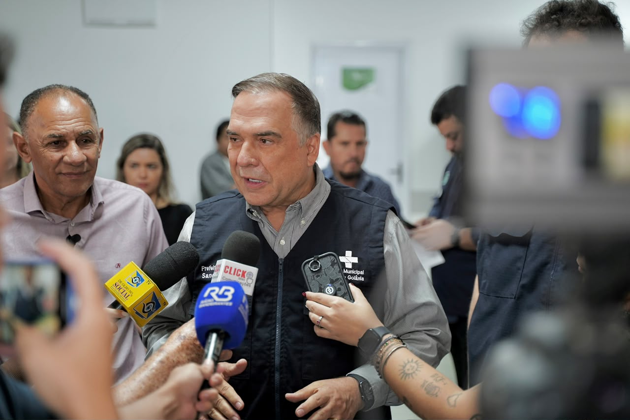 Imagem ilustrativa do prefeito Sandro Mabel dando uma entrevista à imprensa.