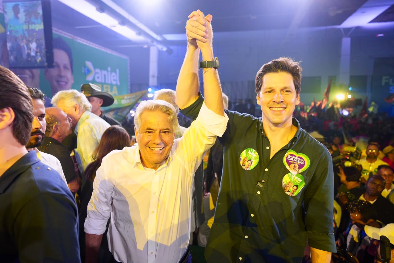 Imagem ilustrativa de Daniel Vilela ao lado de seu candidato a vice-governador Luiz do Carmo.