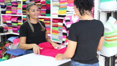 Imagem ilustrativa de uma loja de roupas. Esse tipo de loja movimenta o comércio goiano.