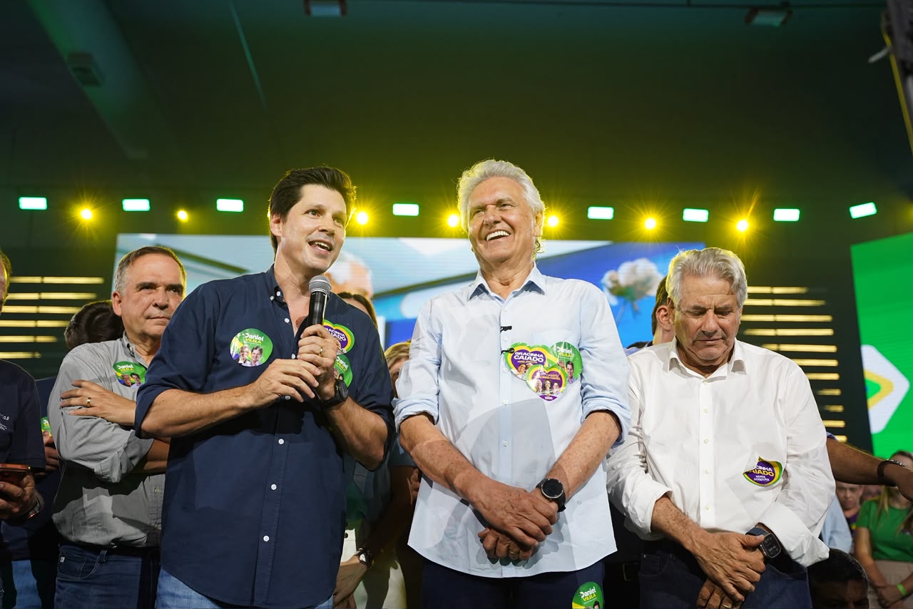 Imagem ilustrativa de Daniel Vilela ao microfone ao lado de Ronaldo Caiado em convenção partidária. Na convenção partidária, Daniel Vilela falou sobre os planos para o Hospital de Urgências de Goiás (Hugo).