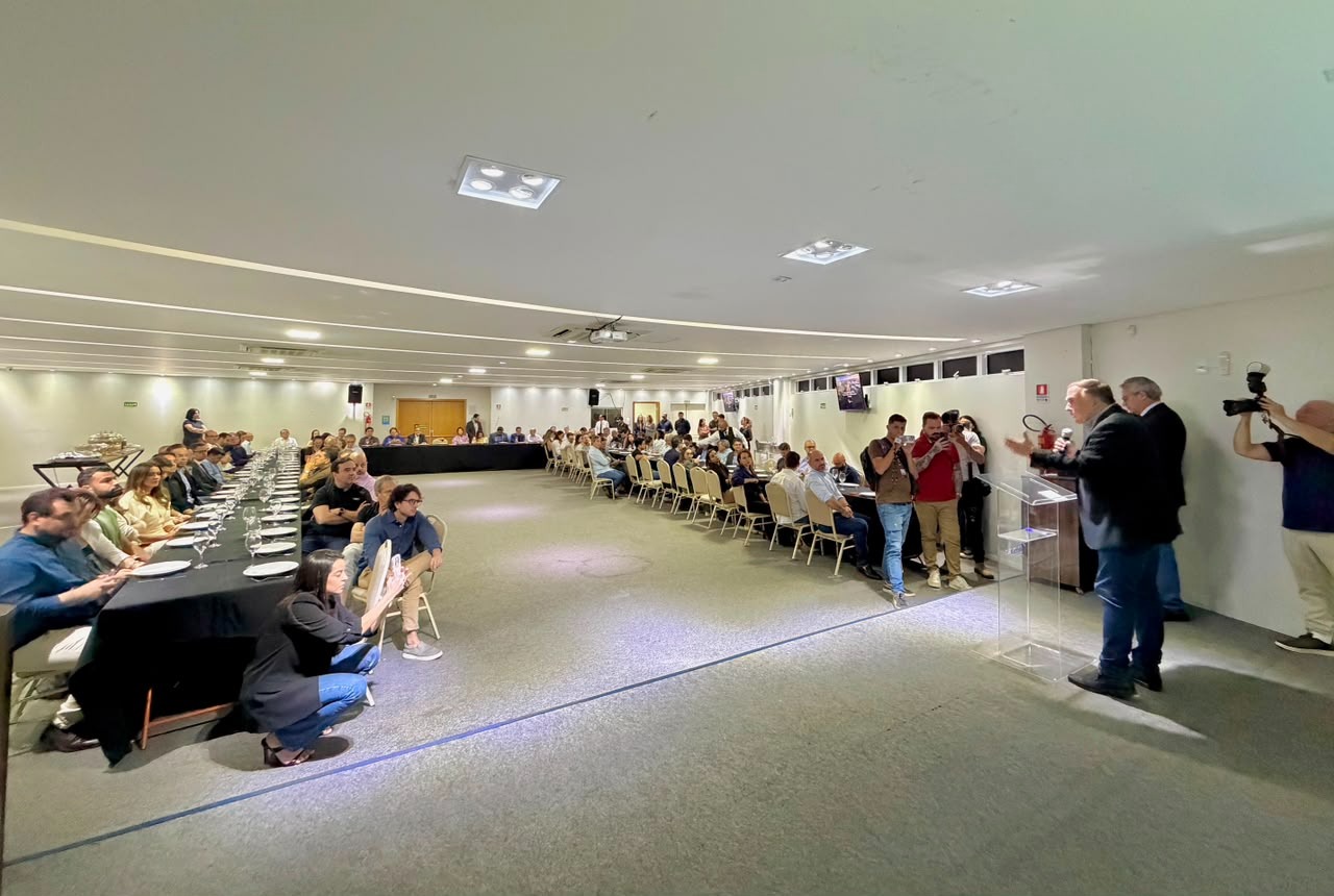 Imagem ilustrativa da reunião sobre Plano Urbanístico Básico de Goiânia, na qual o prefeito Sandro Mabel esteve presente.