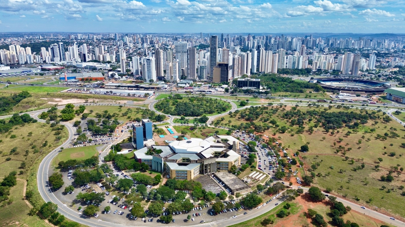 Imagem ilustrativa do Paço municipal de Goiânia visto de cima.