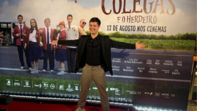 Imagem ilustrativa de João Vitor de Paiva em frente ao pôster do filme Colegas e o Herdeiro.