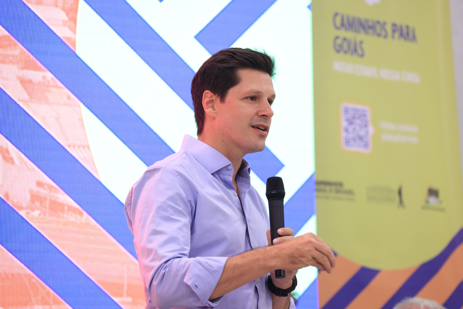 Imagem ilustartiva de Daniel Vilela ao microfone.