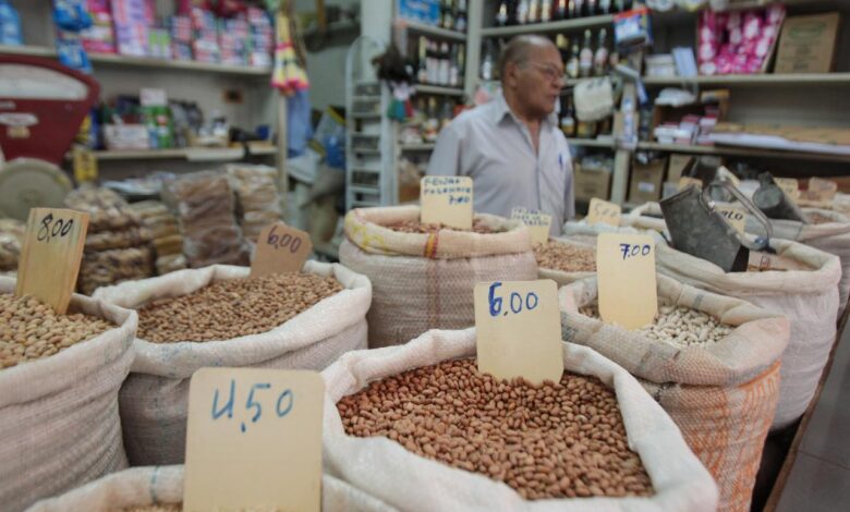 Imagem ilustrativa de uma loja de produtos naturais. Esse tipo de comércio é um exemplo que movimenta a economia de Goiás.