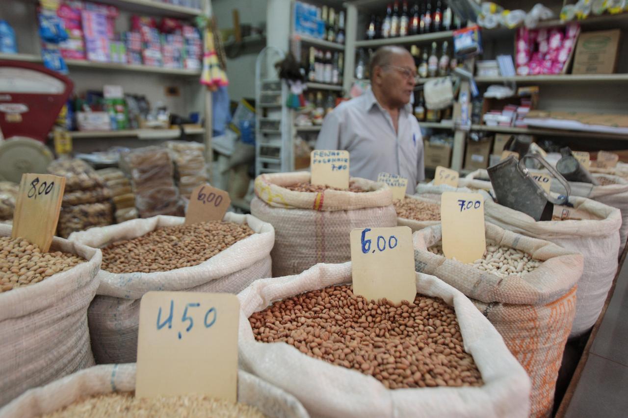 Imagem ilustrativa de uma loja de produtos naturais. Esse tipo de comércio é um exemplo que movimenta a economia de Goiás.