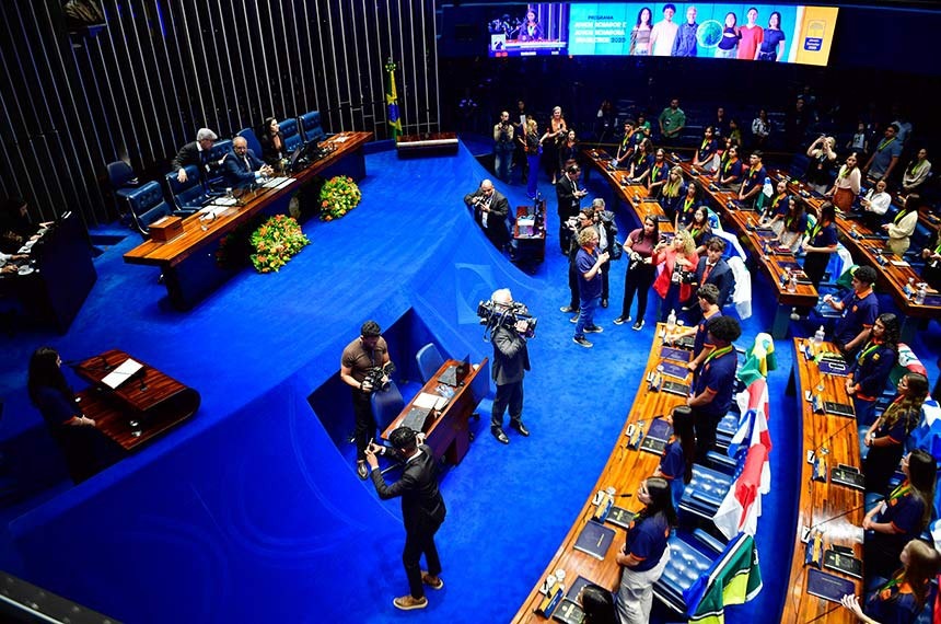 Imagem ilustariva do plenário do Senado Federal durante a posse dos jovens senadores.