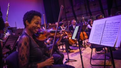 Imagem ilustrativa de uma mulher violinista tocando violino em uma apresentação da Orquestra Filarmônica de Goiás. A Orquestra Filarmônica de Goiás vai se apresentar no Teatro Municipal de Anápolis na quinta-feira, dia 20 de agosto às 20 horas.