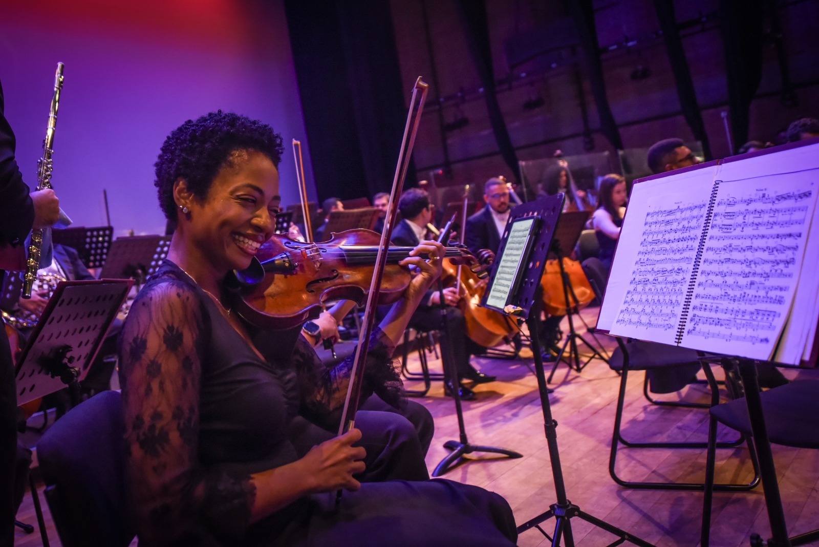 Imagem ilustrativa de uma mulher violinista tocando violino em uma apresentação da Orquestra Filarmônica de Goiás. A Orquestra Filarmônica de Goiás vai se apresentar no Teatro Municipal de Anápolis na quinta-feira, dia 20 de agosto às 20 horas.