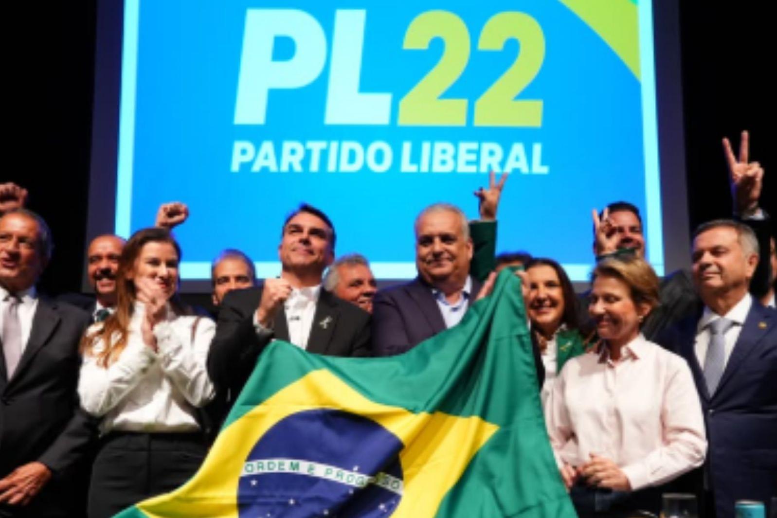 Imagem ilustrativa de Flávio Bolsonaro ao lado de Alfredo Gaspar.