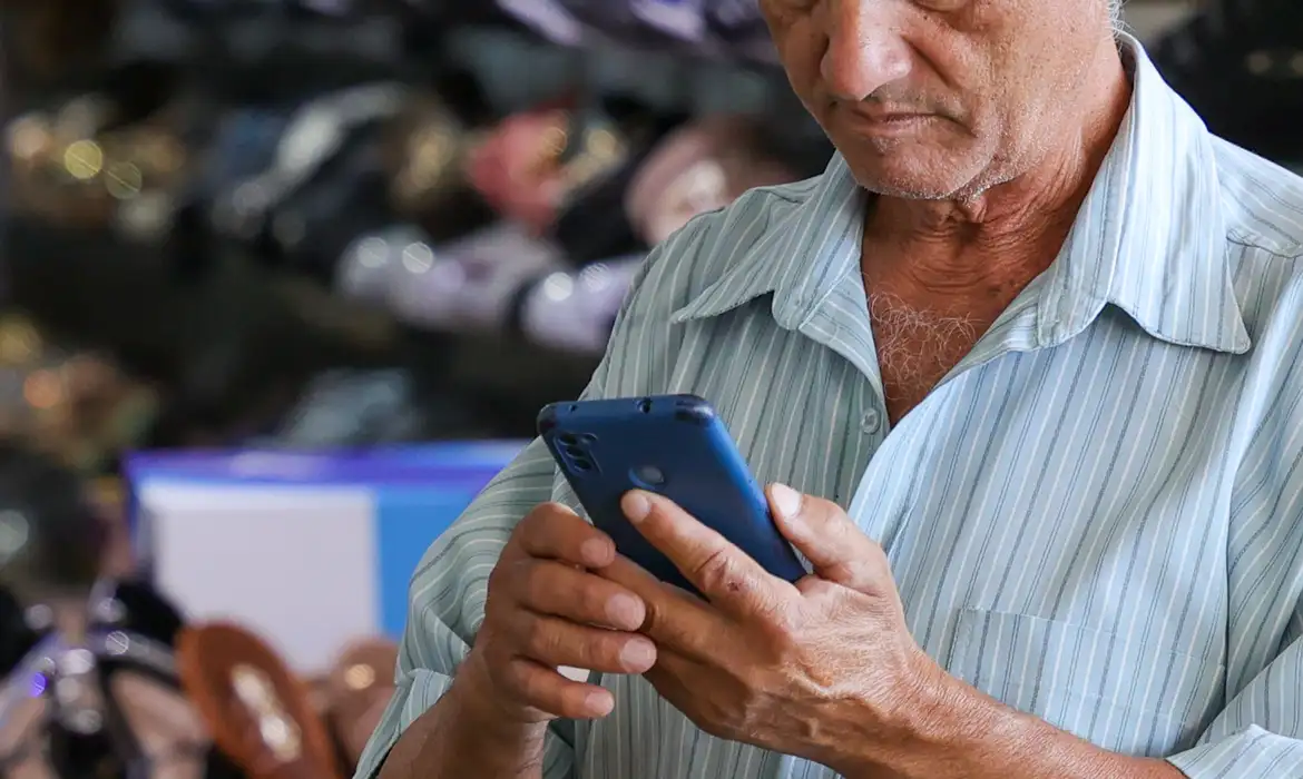 Imagem ilustrativa de um homem utilizando o celular, ilustrando uma pessoa apostando em casas de aposta virtuais, também conhecidas com Bets.