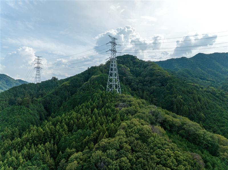 Imagem iliustrativa de linhas de transmissão de energia. Essas linhas de transmissão dessa imagem são da EDP.