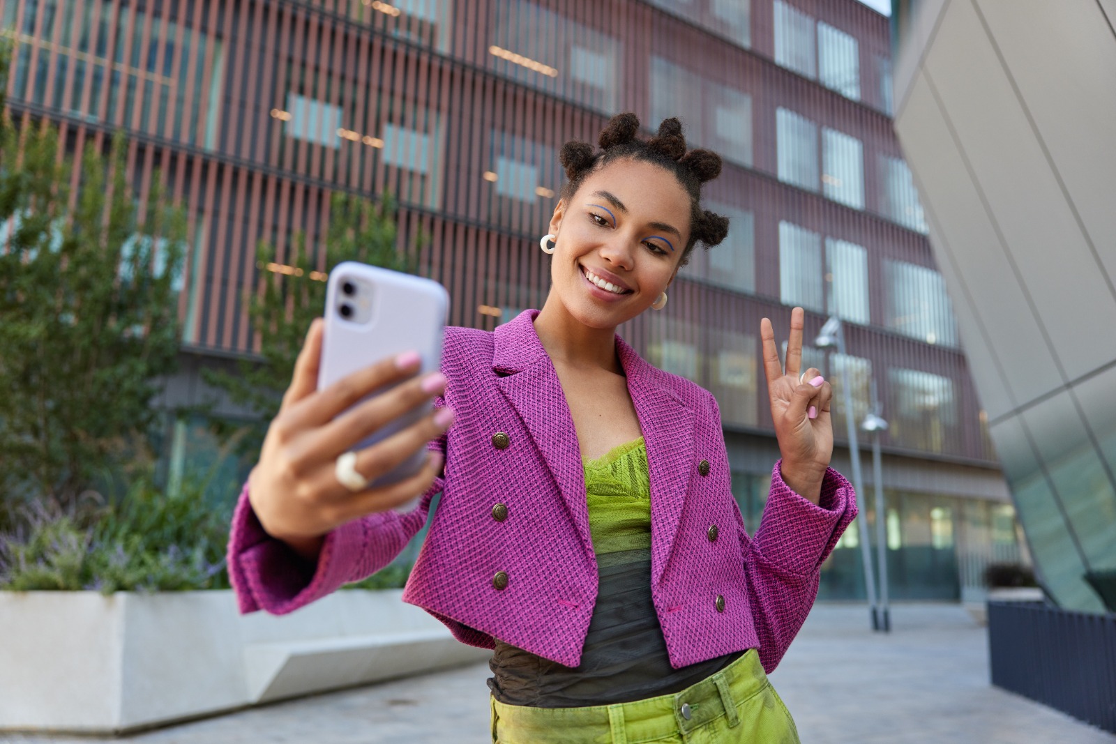 Imagem ilustrativa de uma mulher tirando uma selfie com um celular, ou seja, tirando uma foto de si mesma com uma celular.