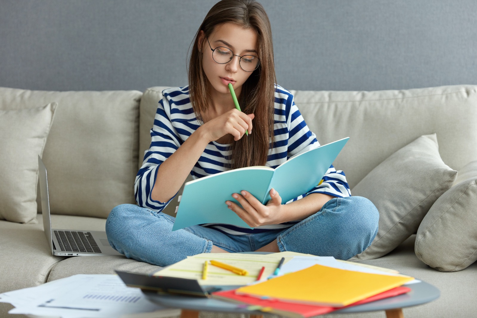 Imagem ilustrativa de uma mulher estudando.