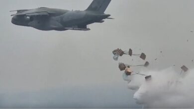 Vídeo da aeronave da Força Aérea Brasileira realizando um combate a um incêndio florestal no Amazonas.