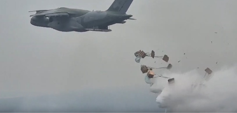 Vídeo da aeronave da Força Aérea Brasileira realizando um combate a um incêndio florestal no Amazonas.